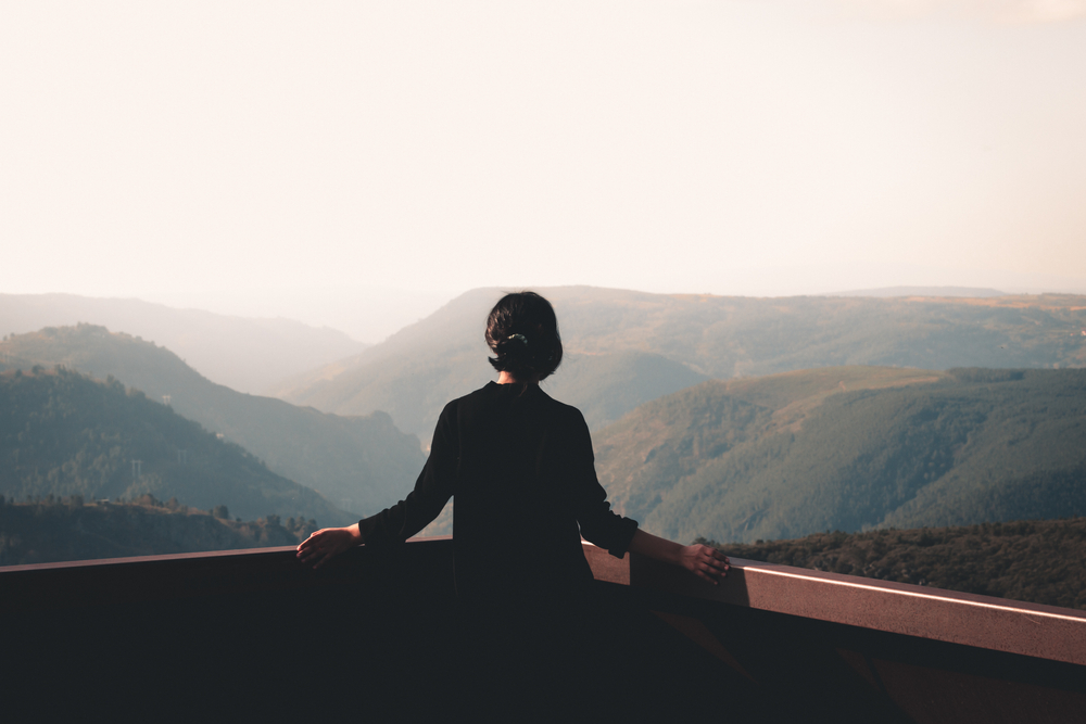 EquityZen Guide to Pre-IPO Investing for Advisers with woman overlooking mountain scape